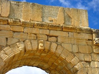 Text on top of triumphal arch